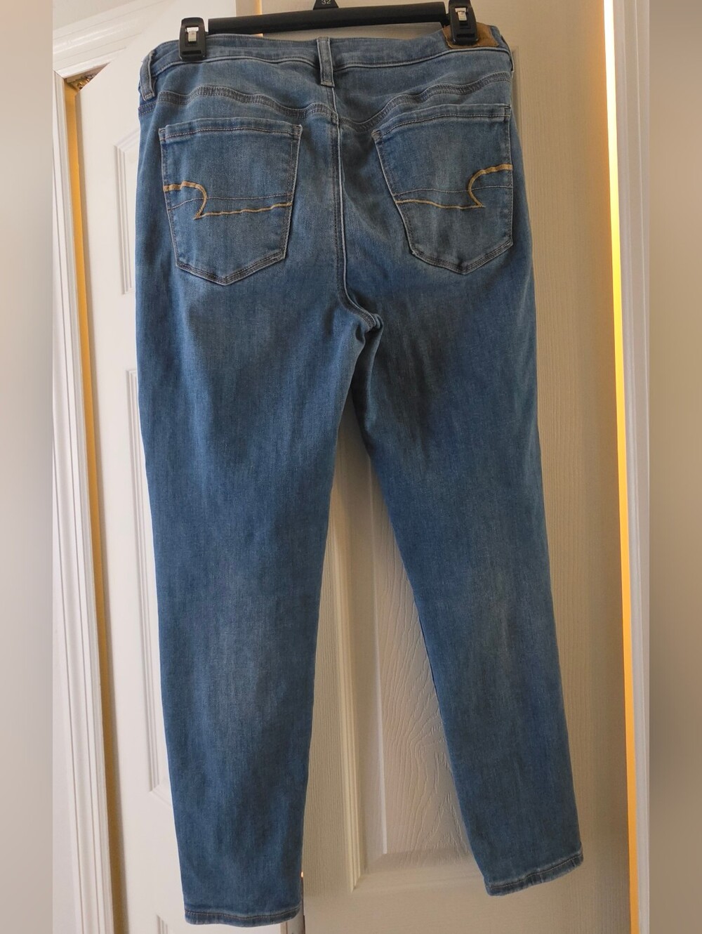 American Eagle Outfitters Women's Hi-Rise Jegging Jeans in Medium Blue